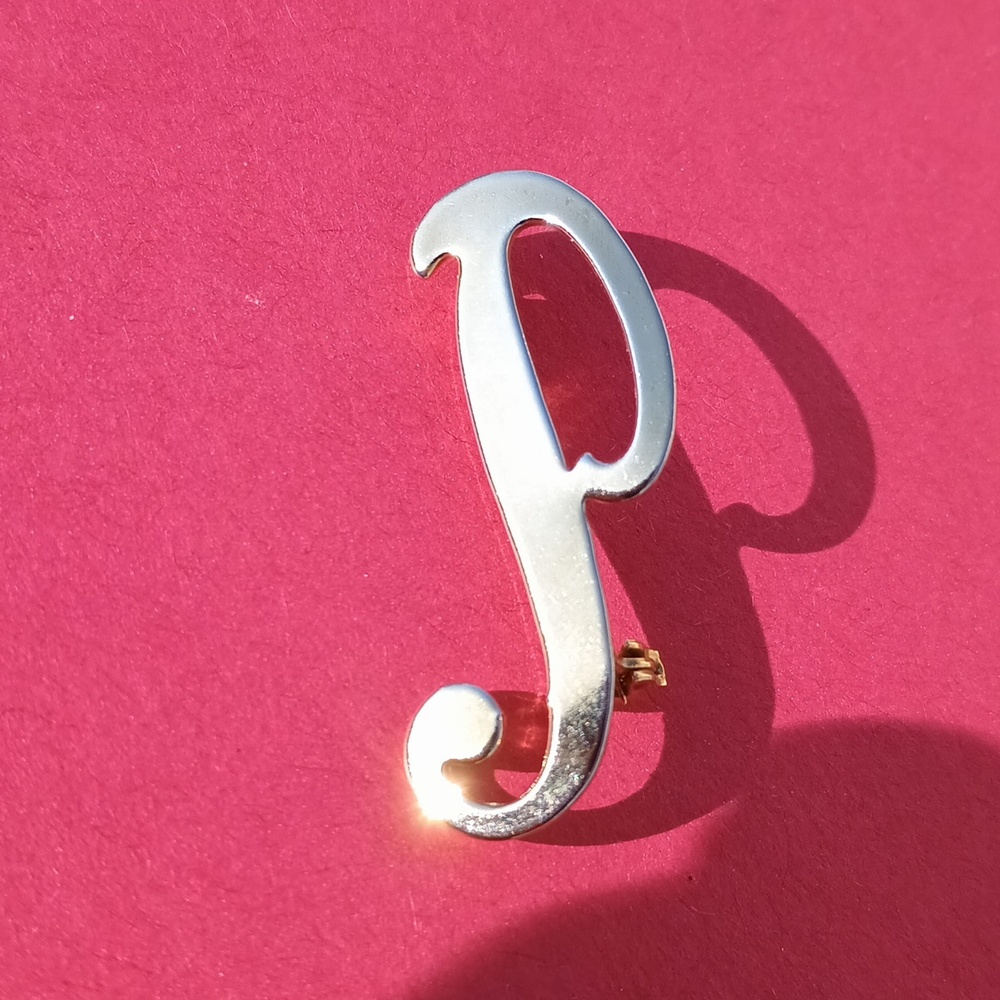 Vntg. Metal letter P brooch/pin lapel gold tone initial P pin/brooch unisex EU…